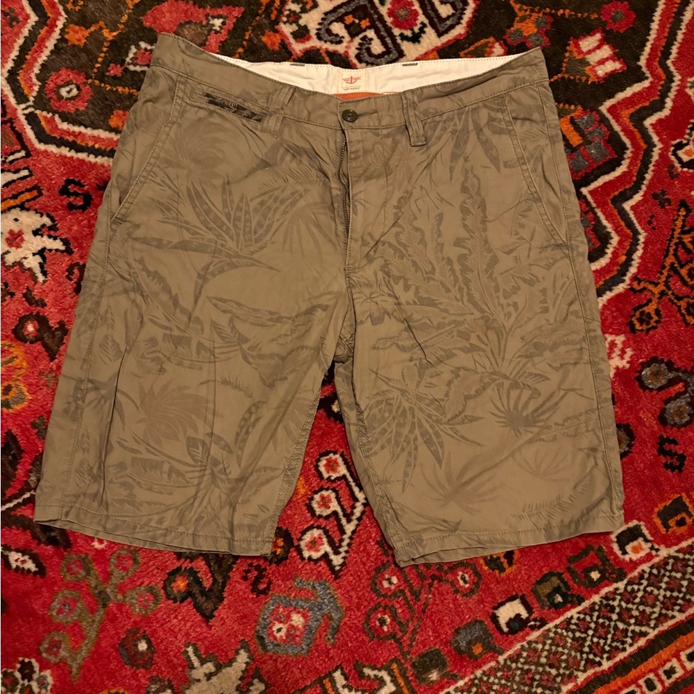 Men's Dockers Tan tropical print shorts size 32